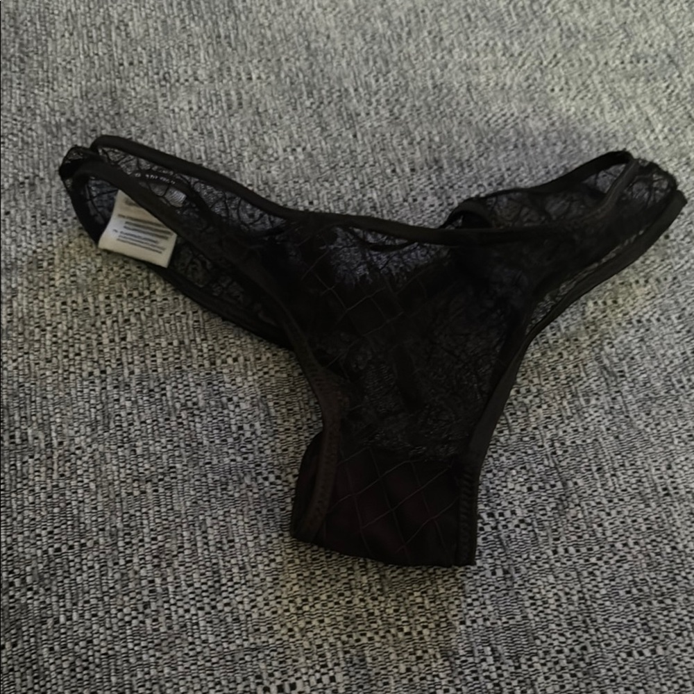 LE PETIT TROU size medium Black Lace Thong